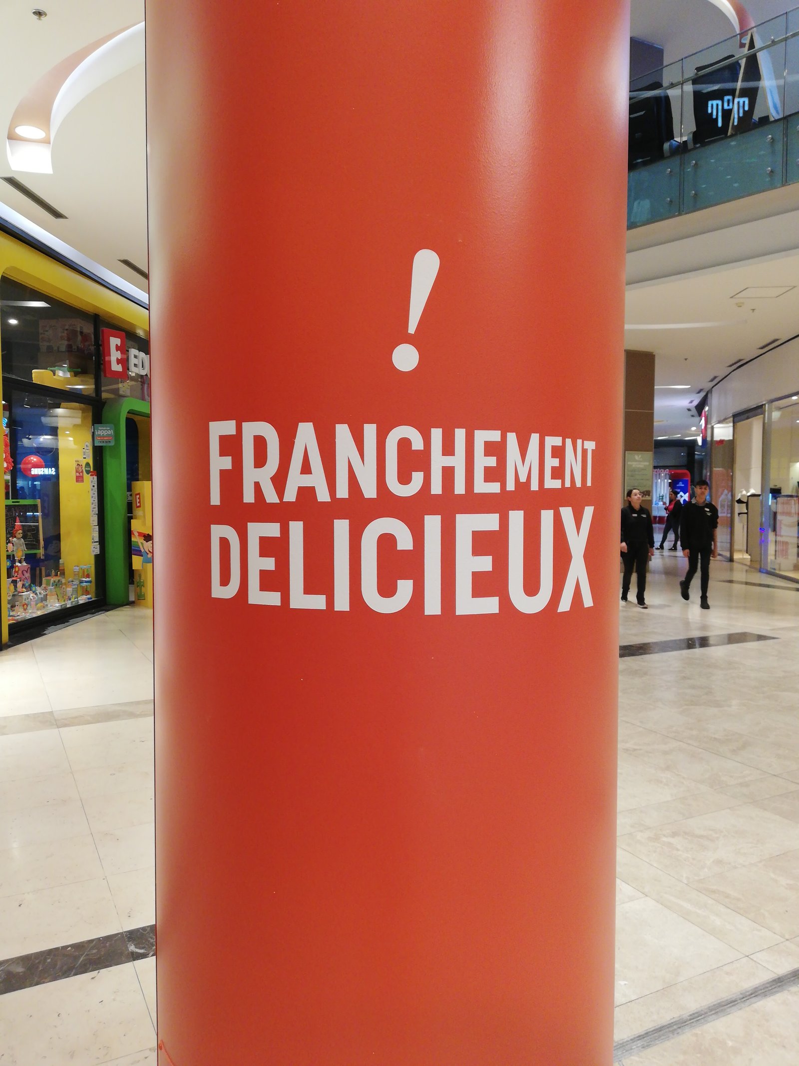 Brioche Dorée — Mural en columna