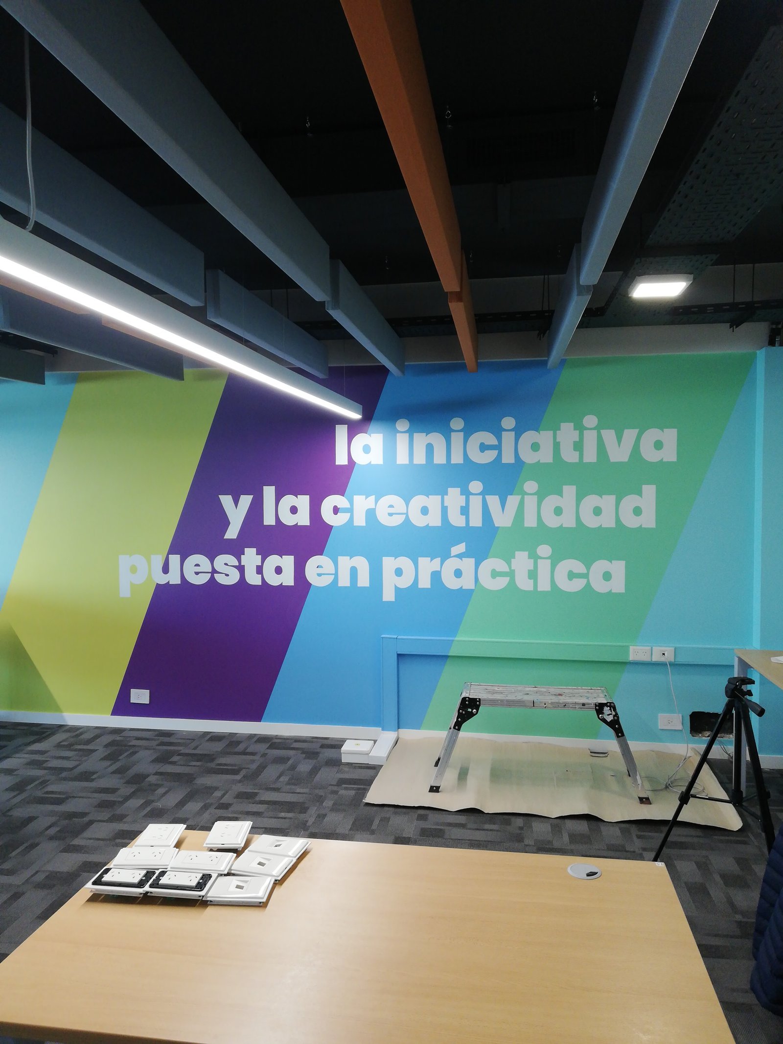 Mural corporativo en espacio de trabajo